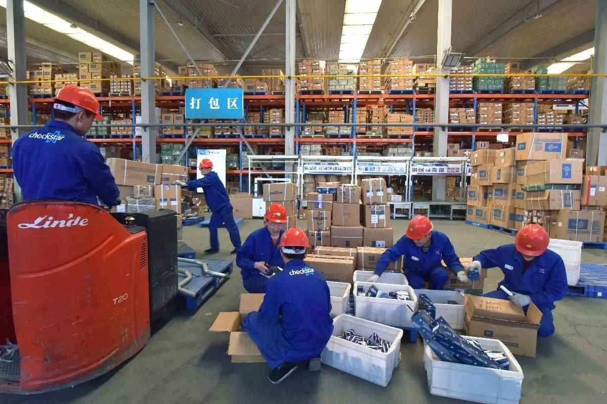HOWO spare parts warehouse packing and shipment preparation